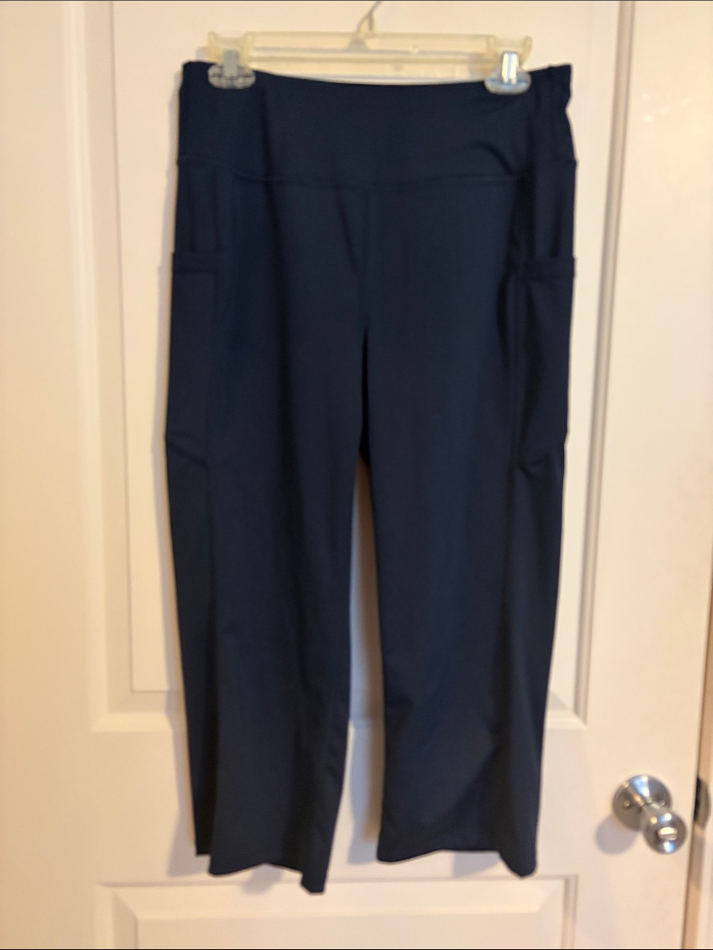 High-Rise Black stretch activewear Capris with Side Pockets